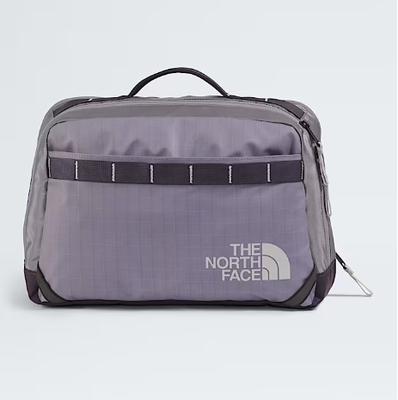 Mochila impermeável construída com material Ripstop de nylon reciclado com alça superior acolchoada e zíperes YKK fáceis de usar