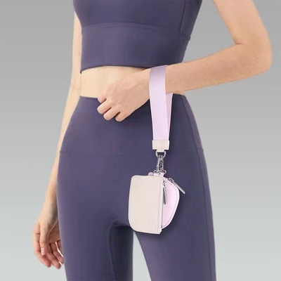 A moda da carteira LULU irá de mãos dadas com o saco de cartão.