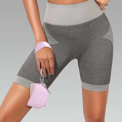 A moda da carteira LULU irá de mãos dadas com o saco de cartão.