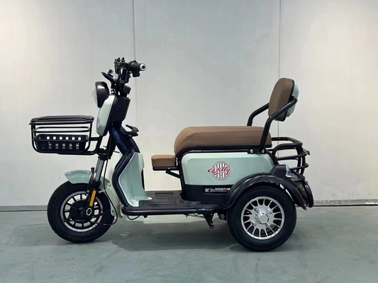 O novo triciclo elétrico traz seu próprio bebê para a casa para pegar as crianças