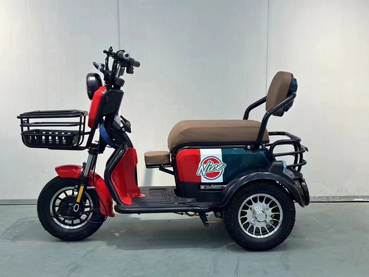 O novo triciclo elétrico traz seu próprio bebê para a casa para pegar as crianças