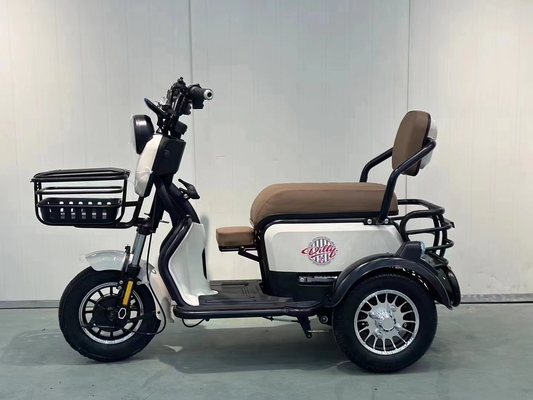 O novo triciclo elétrico traz seu próprio bebê para a casa para pegar as crianças
