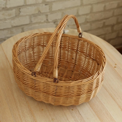 Cestas de piquenique de vime com alças de salgueiro.