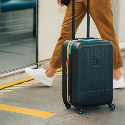 Mala durável com painel de compressão externo em malha anti-amassamento e alça de compressão projetada para viagens sem complicações