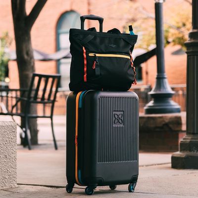 Mala durável com painel de compressão externo em malha anti-amassamento e alça de compressão projetada para viagens sem complicações