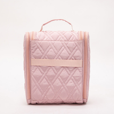 Bolsa de maquiagem rosa feita com materiais de alta qualidade e foco na funcionalidade.