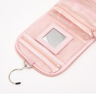 Bolsa de maquiagem rosa feita com materiais de alta qualidade e foco na funcionalidade.