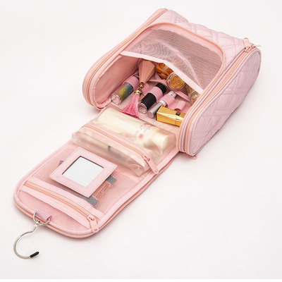 Bolsa de maquiagem rosa feita com materiais de alta qualidade e foco na funcionalidade.