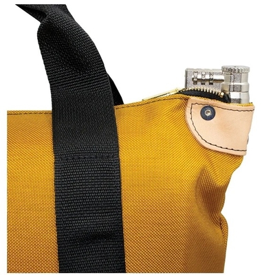 Locking Heavy Duty Courier Bag Feito sob encomenda O Locking Heavy Duty Courier Bag é feito para máxima segurança! Ideal para mover seus documentos privados, dinheiro, cheques, correio, etc. em um lugar seguro