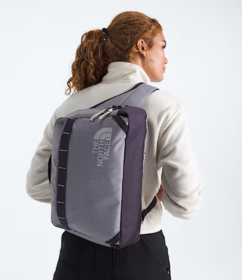 Mochila impermeável construída com material Ripstop de nylon reciclado com alça superior acolchoada e zíperes YKK fáceis de usar