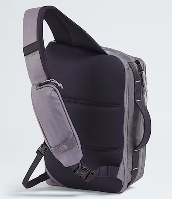 Mochila impermeável construída com material Ripstop de nylon reciclado com alça superior acolchoada e zíperes YKK fáceis de usar