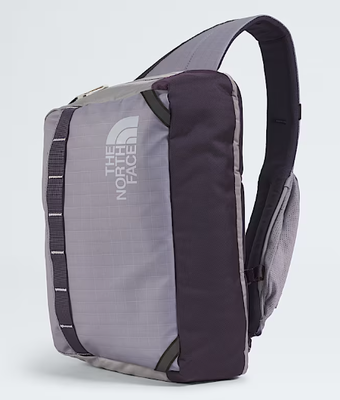 Mochila impermeável construída com material Ripstop de nylon reciclado com alça superior acolchoada e zíperes YKK fáceis de usar