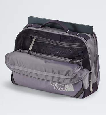 Mochila impermeável construída com material Ripstop de nylon reciclado com alça superior acolchoada e zíperes YKK fáceis de usar