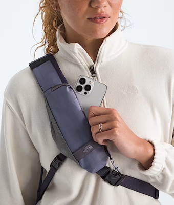 Mochila impermeável construída com material Ripstop de nylon reciclado com alça superior acolchoada e zíperes YKK fáceis de usar